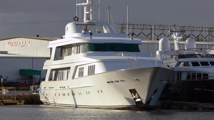 danadia-motor-yacht-breaux-baycraft-1996-45m-front-profile