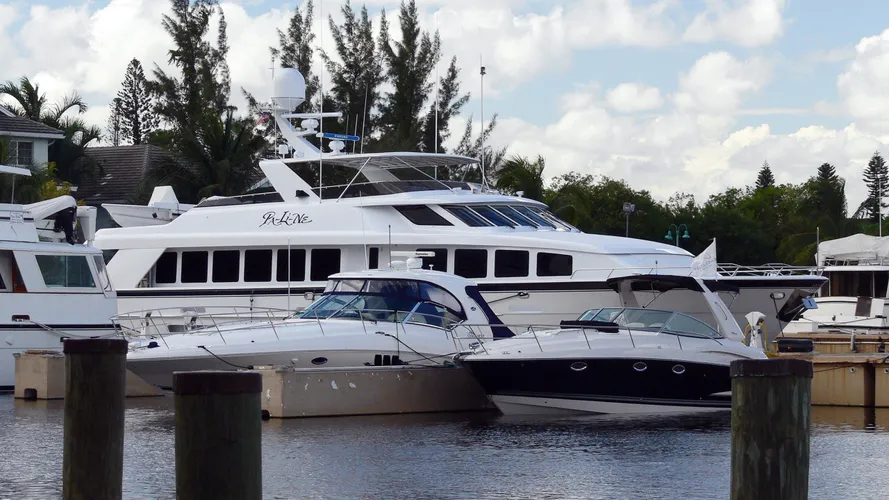 pa-li-ne-motor-yacht-hatteras-92-elite-2000-28m-berth