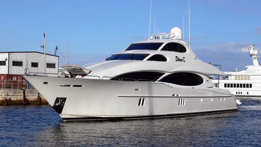 the-beeliever-halftime-motor-yacht-lazzara-2005-33m-profile
