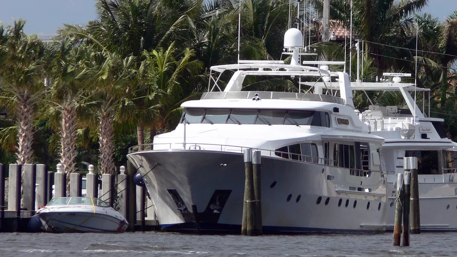 waterford=motor-yacht-sovereign-100-2001-31m-front