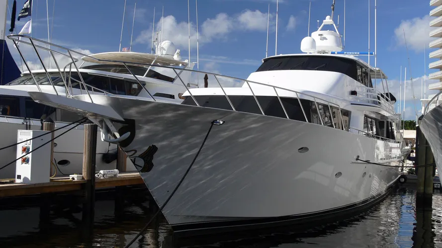 dauntless-motor-yacht-eagle-1995-31m-front