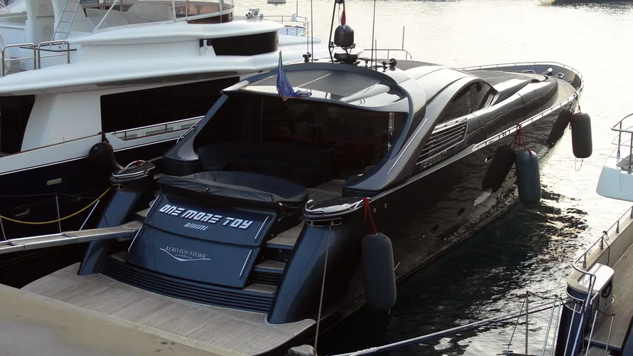 one-more-toy-motor-yacht-pershing-88-2000-27m-rear