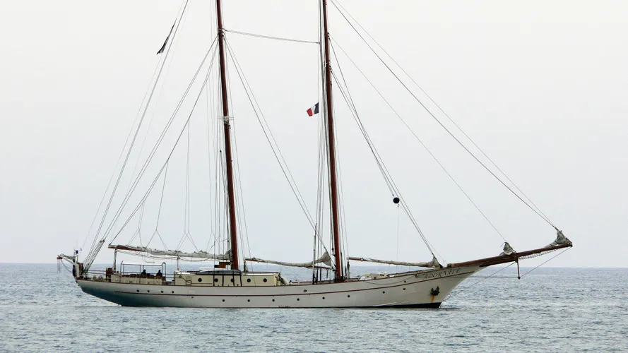 adornate-sailing-yacht-custom-1961-44m-profile