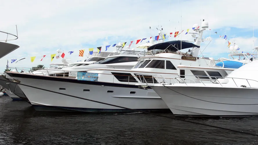 island-voyager-motor-yacht-broward-1979-29m-berth