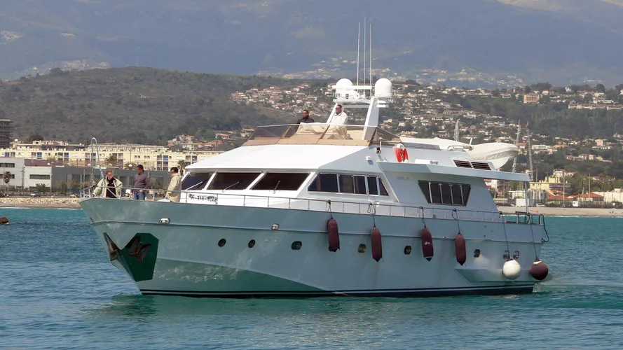 frac-motor-yacht-cnl-admiral-25-1978-26m-front-profile