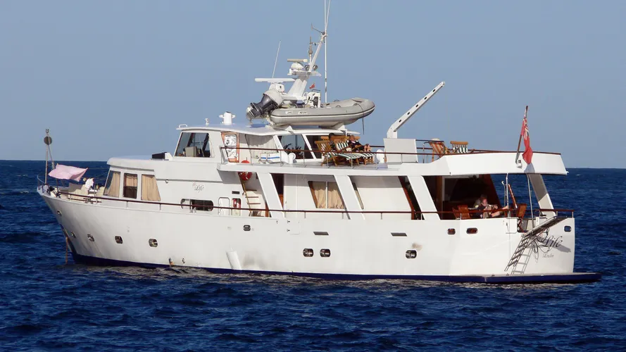 life-motor-yacht-van-den-beldt-1962-28m-rear-profile