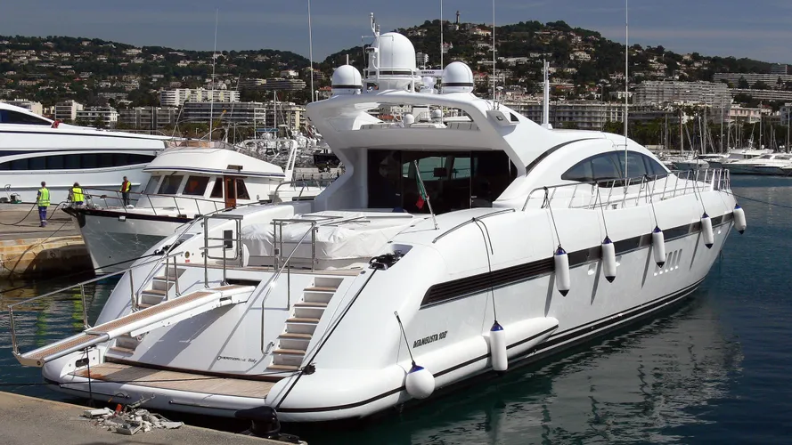 m-108-26-motor-yacht-overmarine-mangusta-sport-2008-33m-rear-profile