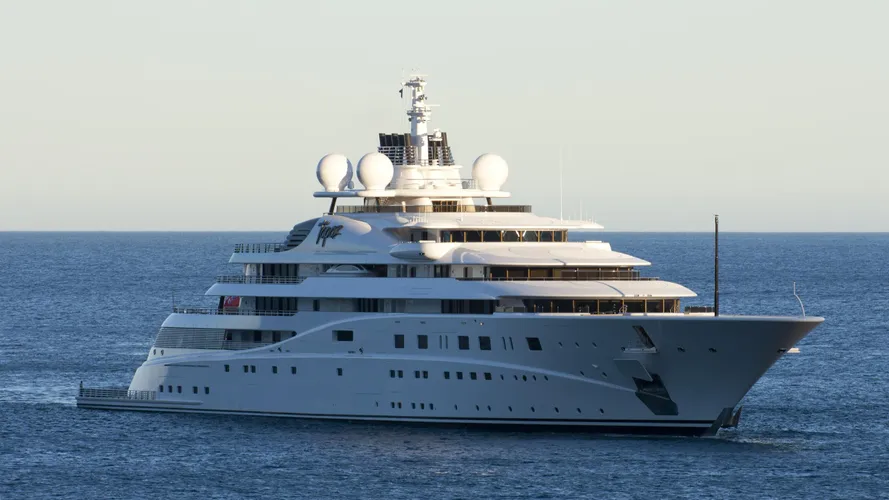 topaz-yacht-exterior