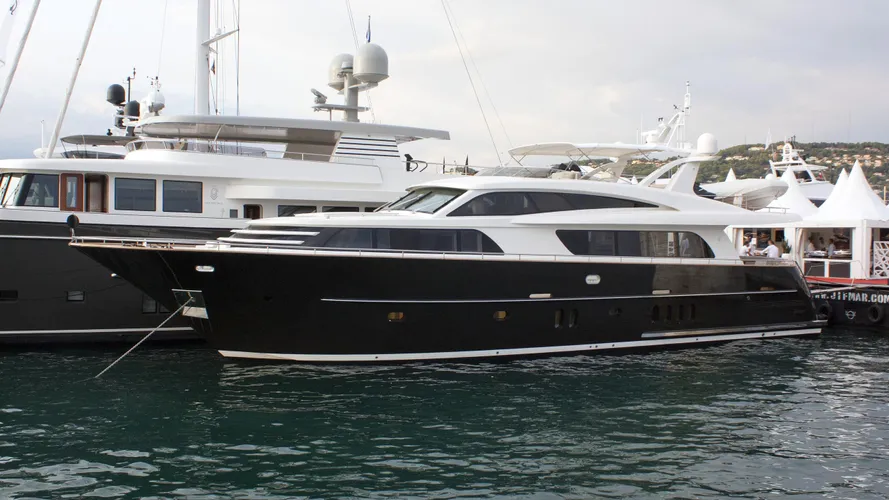 jangada-motor-yacht-van-der-valk-continental-iii-2015-25m-front-profile