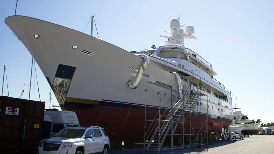 endless-summer-motor-yacht-feadship-1991-46m-profile-bow
