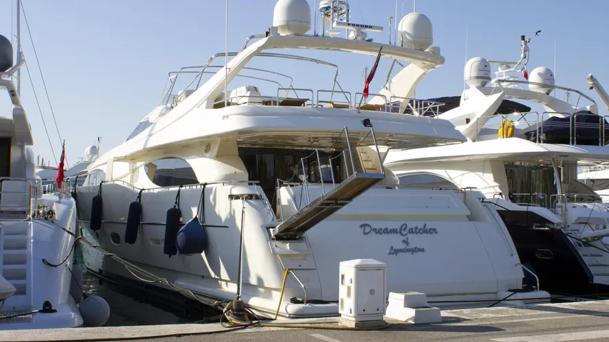 dreamcatcher-motor-yacht-ferretti-custom-line-94-2004-29m-stern