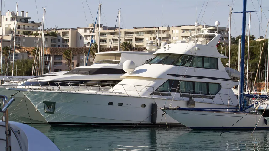 anteva-3-motor-yacht-hatteras-82-convertible-1992-25m-front-profile