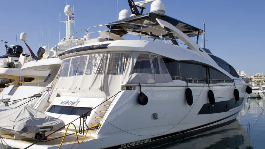 mibowt-motor-yacht-sunseeker-86-2015-26m-stern