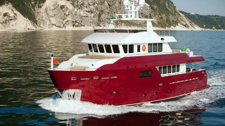 vitadimare-3-motor-yacht-cantiere-delle-marche-darwin-86-2011-26m-half-profile