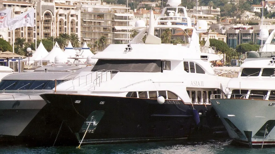 albatross-motor-yacht-benetti-classic-115-2004-35m-bow