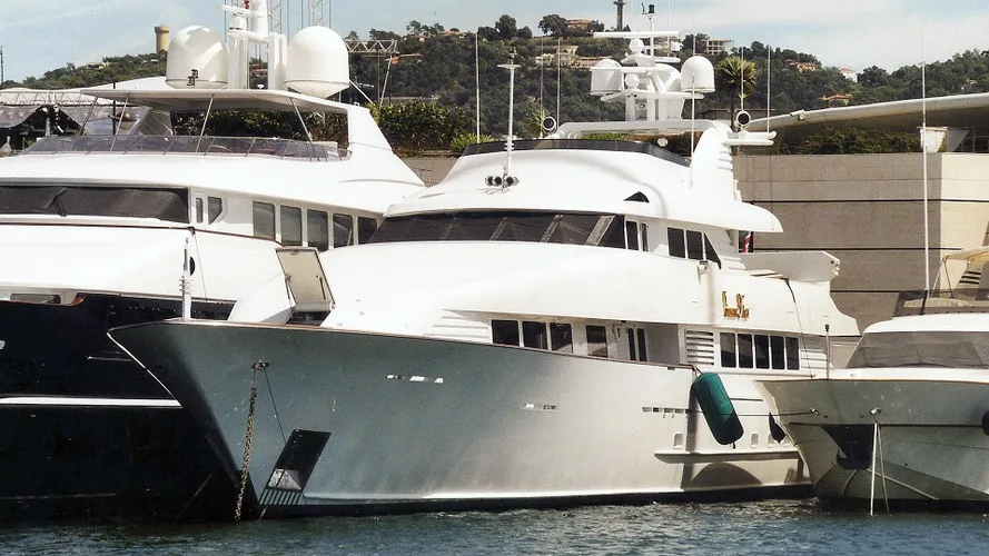 a-and-i-motor-yacht-broward-marine-1991-40m-bow
