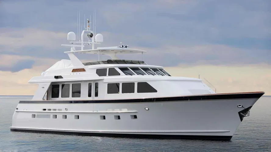 Julianne Yacht running