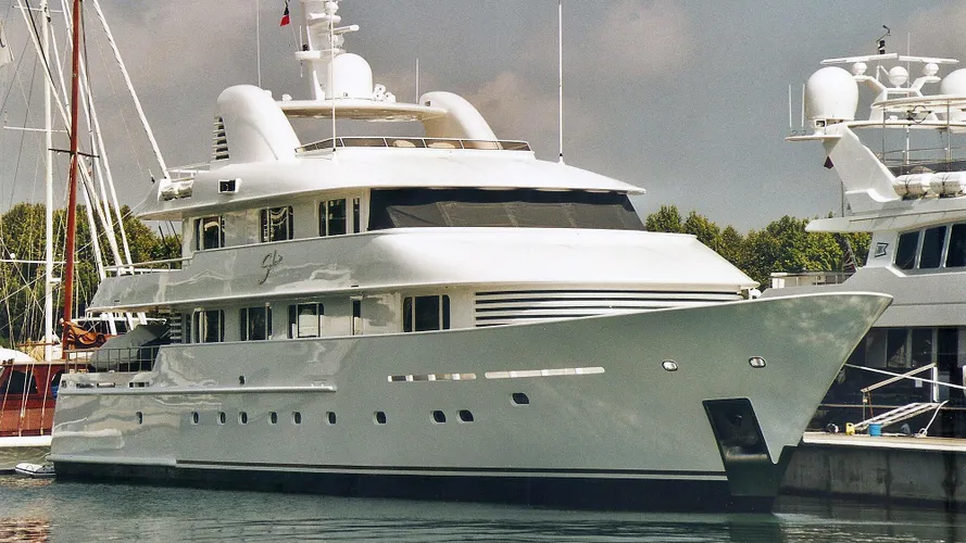 solaia-motor-yacht-hakvoort-2001-40m-bow-profile