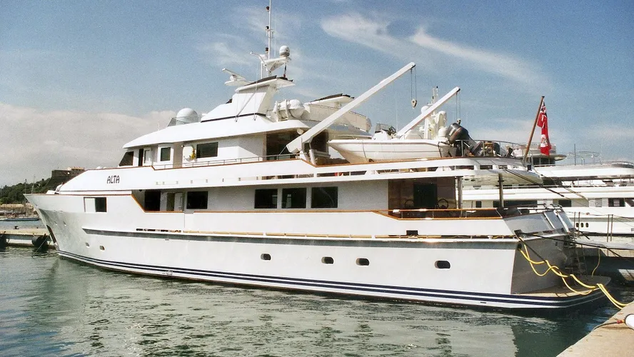 stella-maris-motor-yacht-picchiotti-1987-38m-stern-profile