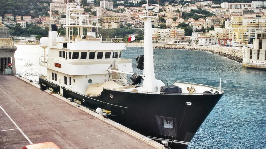 whale-song-halter-94-explorer-yacht-2001-29m-bow-dock