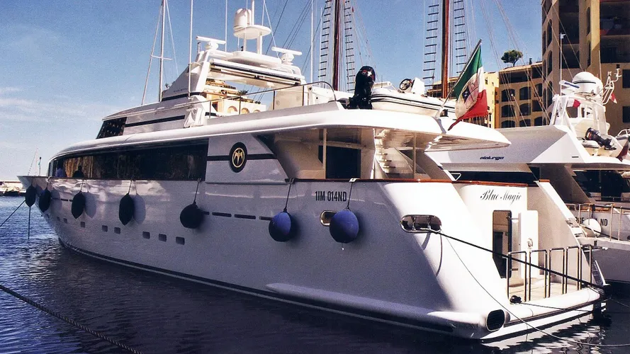 blue-magic-motor-yacht-baglietto-2001-32m-stern