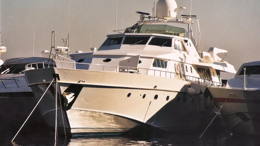 illyria-motor-yacht-cnl-admiral-36m-1982-bow