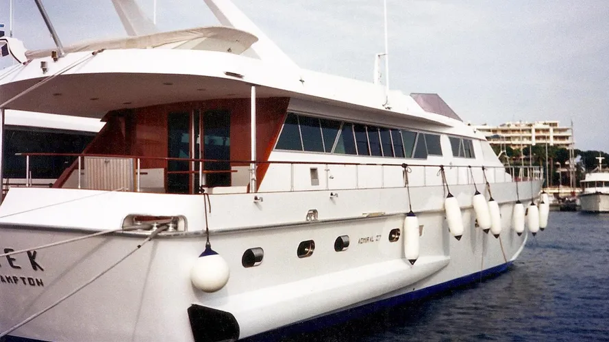 seaquence-motor-yacht-cnl-admiral-27m-1983-stern