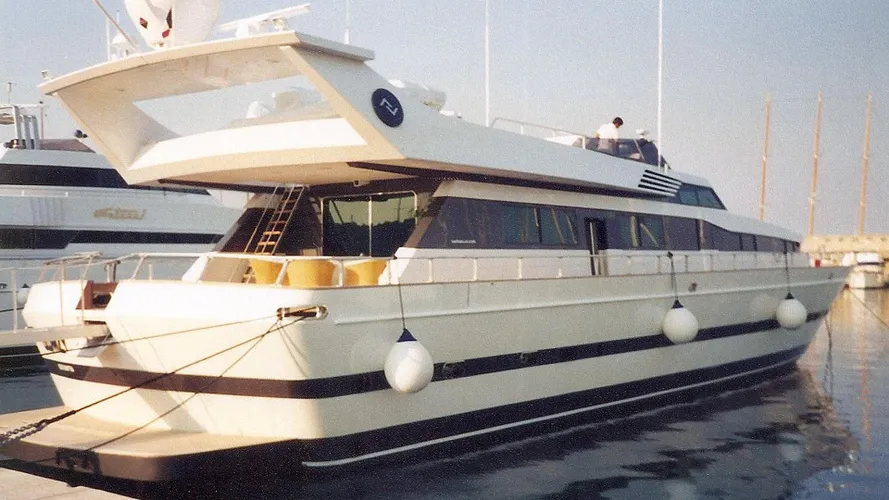 blowzy-motor-yacht-cantieri-di-pisa-akhir-30s-1989-30m-stern