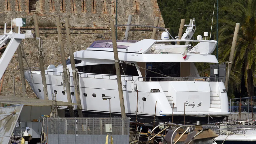 lady-a-motor-yacht-chiavari-2000-26m-stern