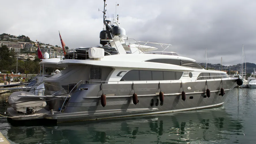 the-next-episode-motor-yacht-van-der-valk-2014-26m-stern