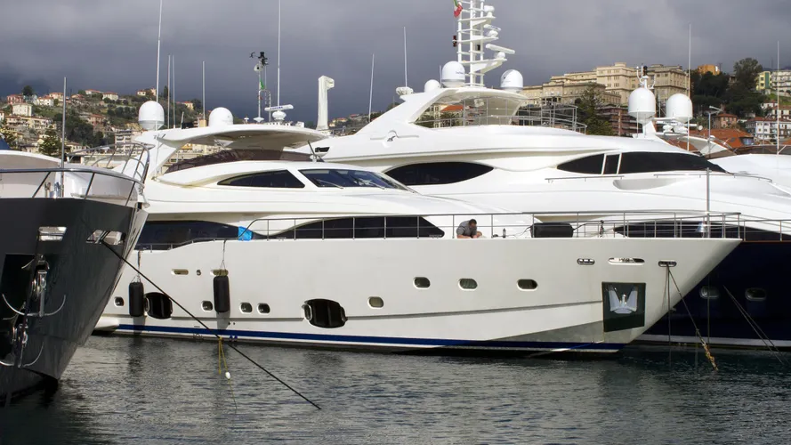 robusto-motor-yacht-ferretti-custom-line-2009-34m-moored