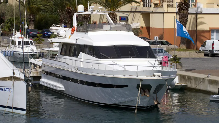 river-d-motor-yacht-falcon-82s-1987-25m-bow