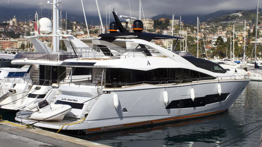 alfa-quattro-motor-yacht-sunseeker-28m-2015-stern