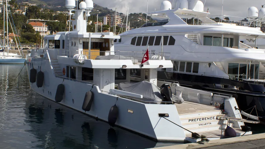 preference-motor-yacht-tansu-2011-36m-stern-moored