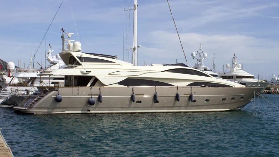 cleopatra-motor-yacht-riva-115-athena-2009-35m-profile