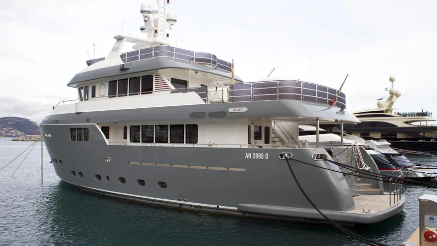 gra-nil-explorer-yacht-cantiere-delle-marche-darwin-86-2014-26m-half-profile