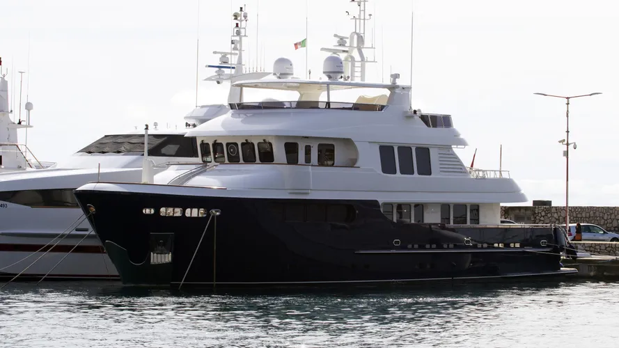 smiling-t-jade-bandido-90-explorer-yacht-2012-28m-half-profile