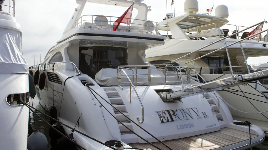 ebony-ii-motor-yacht-italyachts-leopard-32-sport-2008-32m-stern