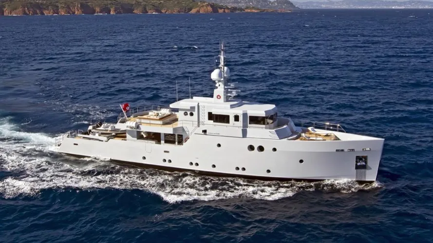 bartender-yacht-exterior