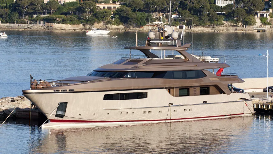 geosand-motor-yacht-baglietto-2011-42m-profile
