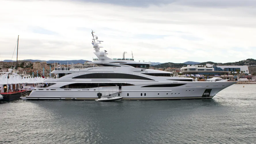 diamonds-are-forever-motor-yacht-benetti-2011-61m-profile