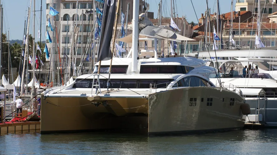 houbara-sailing-catamaran-yacht-sunreef-82-dd-2012-24m-bow