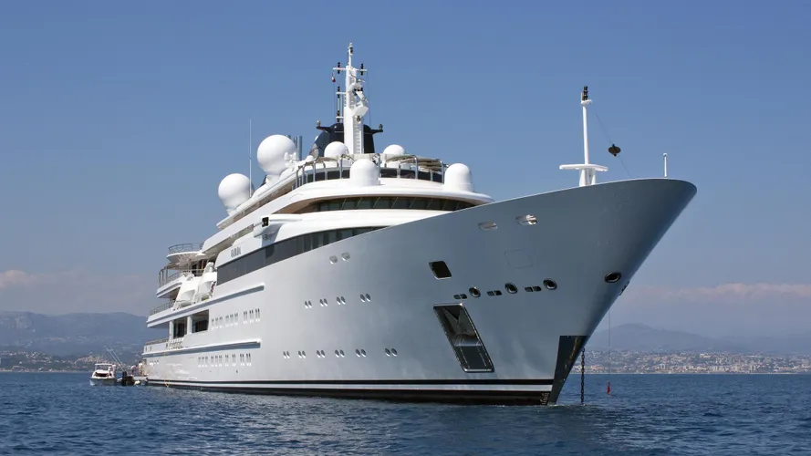 katara-motor-yacht-lurssen-2010-124m-bow