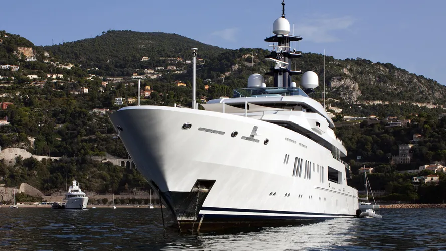 hermitage-motor-yacht-lurssen-2011-68m-bow