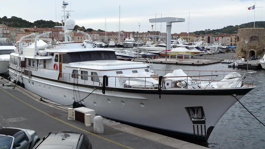 oncle-paul-motor-yacht-feadship-1973-34m-bow