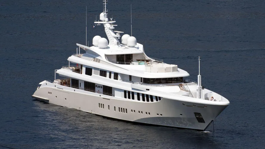 plan-b-motor-yacht-hdw-kiel-2012-73m-half-profile