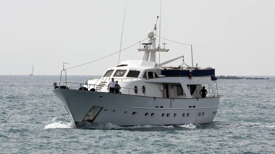 gone-away-motor-yacht-cnsm-1976-28m-half-profile