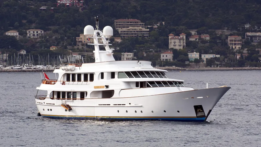 pamela-v-motor-yacht-hakvoort-2011-45m-half-profile