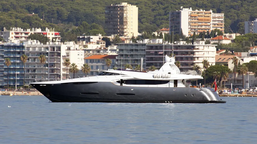 new-vogue-motor-yacht-peri-2007-31m-profile