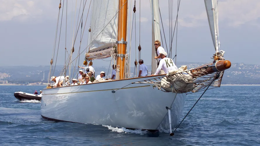 cambria-sailing-yacht-fife-1928-running-bow